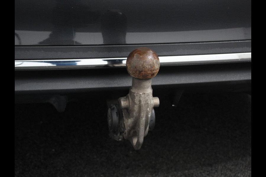 Mercedes-Benz C-Klasse Estate 200 AMG Line | Climate control | Achteruitrijcamera | Wegklapbare trekhaak | Navigatie | Dodehoek assistent | LED | Sfeerverlichting | Adaptieve cruise control | Verwarmde voorstoelen | Elektrische kofferbak