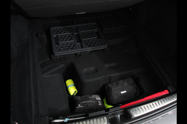 Mercedes-Benz C-Klasse Estate 200 AMG Line | Climate control | Achteruitrijcamera | Wegklapbare trekhaak | Navigatie | Dodehoek assistent | LED | Sfeerverlichting | Adaptieve cruise control | Verwarmde voorstoelen | Elektrische kofferbak