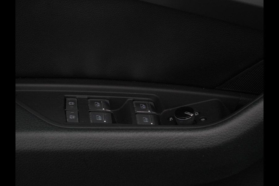 Audi e-tron e-tron 55 quattro | Leder | Navigatie | Trekhaak | Led koplampen | Tour pakket | Virtual cockpit | Cruise control adaptief