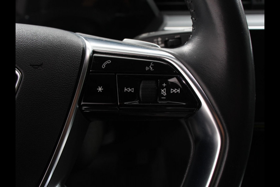 Audi e-tron e-tron 55 quattro | Leder | Navigatie | Trekhaak | Led koplampen | Tour pakket | Virtual cockpit | Cruise control adaptief