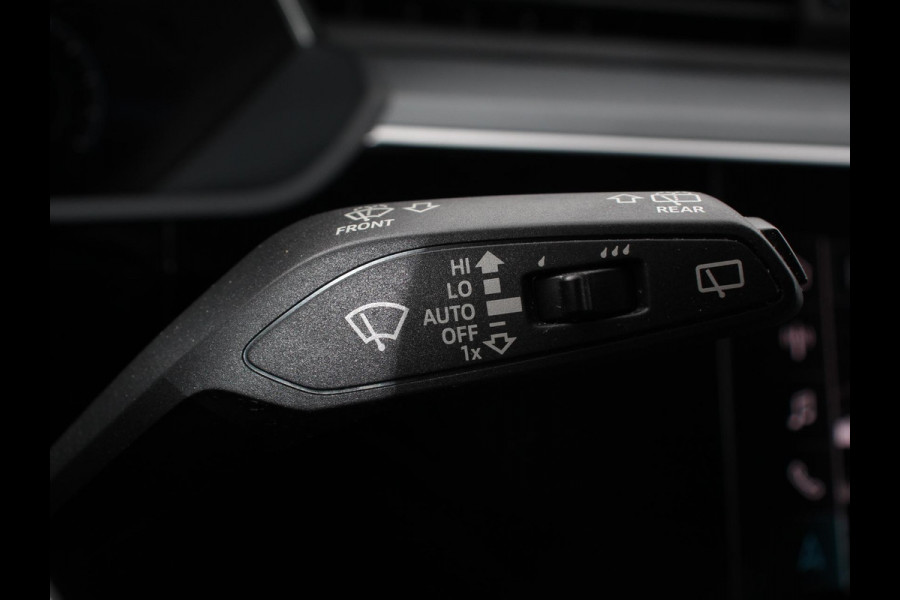 Audi e-tron e-tron 55 quattro | Leder | Navigatie | Trekhaak | Led koplampen | Tour pakket | Virtual cockpit | Cruise control adaptief