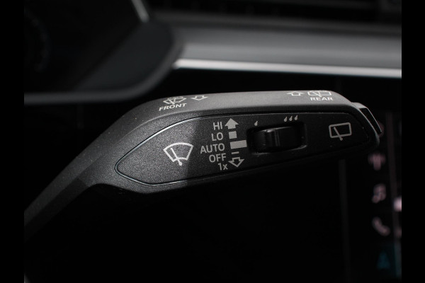 Audi e-tron e-tron 55 quattro | Leder | Navigatie | Trekhaak | Led koplampen | Tour pakket | Virtual cockpit | Cruise control adaptief