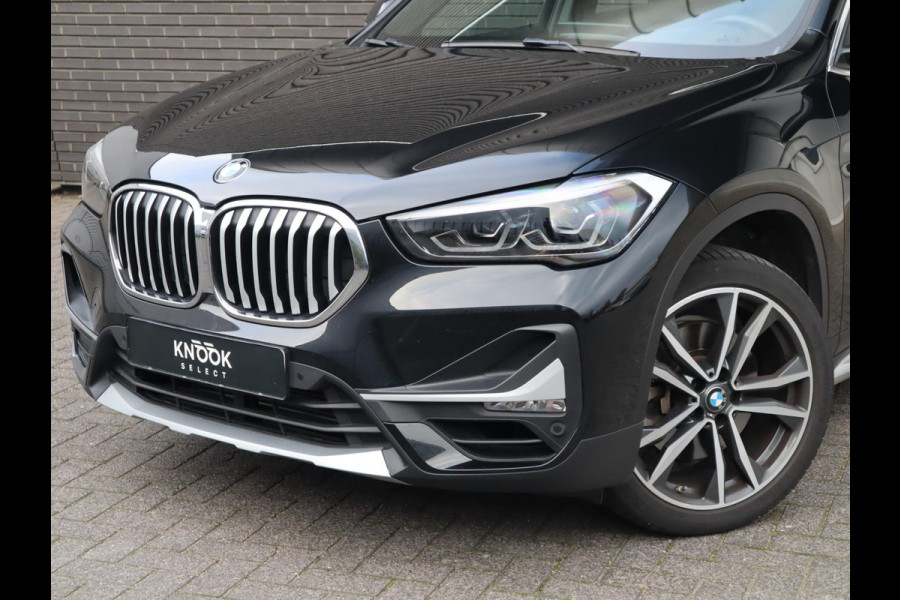 BMW X1 sDrive20i High Executive xLine Automaat / Navigatiesysteem Plus / Trekhaak / Panoramadak / Sportstoelen / Head-Up Display / Leder / Achteruitrijcamera / Stoelverwarming / DAB / 18 Inch