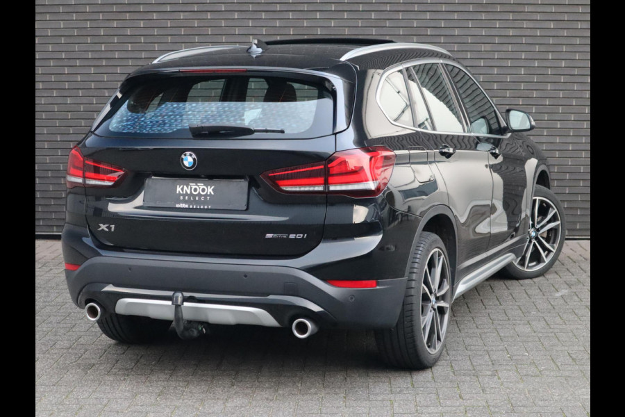 BMW X1 sDrive20i High Executive xLine Automaat / Navigatiesysteem Plus / Trekhaak / Panoramadak / Sportstoelen / Head-Up Display / Leder / Achteruitrijcamera / Stoelverwarming / DAB / 18 Inch