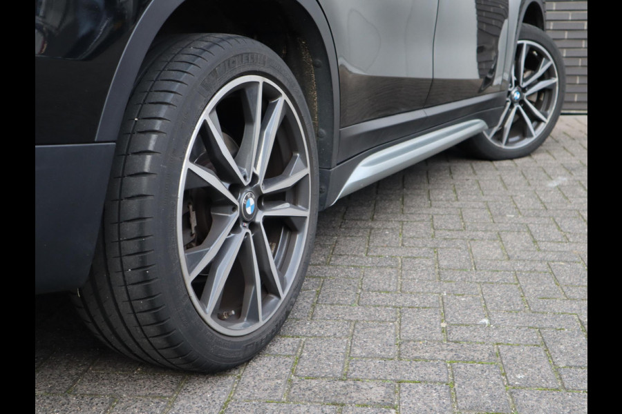 BMW X1 sDrive20i High Executive xLine Automaat / Navigatiesysteem Plus / Trekhaak / Panoramadak / Sportstoelen / Head-Up Display / Leder / Achteruitrijcamera / Stoelverwarming / DAB / 18 Inch