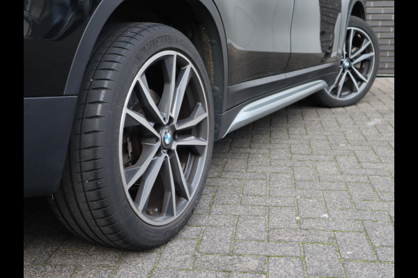 BMW X1 sDrive20i High Executive xLine Automaat / Navigatiesysteem Plus / Trekhaak / Panoramadak / Sportstoelen / Head-Up Display / Leder / Achteruitrijcamera / Stoelverwarming / DAB / 18 Inch