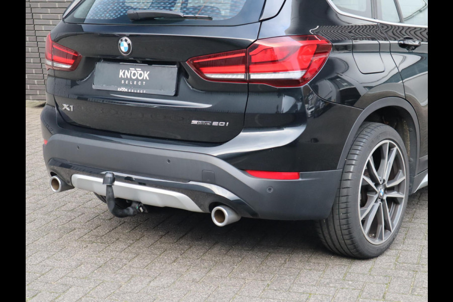BMW X1 sDrive20i High Executive xLine Automaat / Navigatiesysteem Plus / Trekhaak / Panoramadak / Sportstoelen / Head-Up Display / Leder / Achteruitrijcamera / Stoelverwarming / DAB / 18 Inch