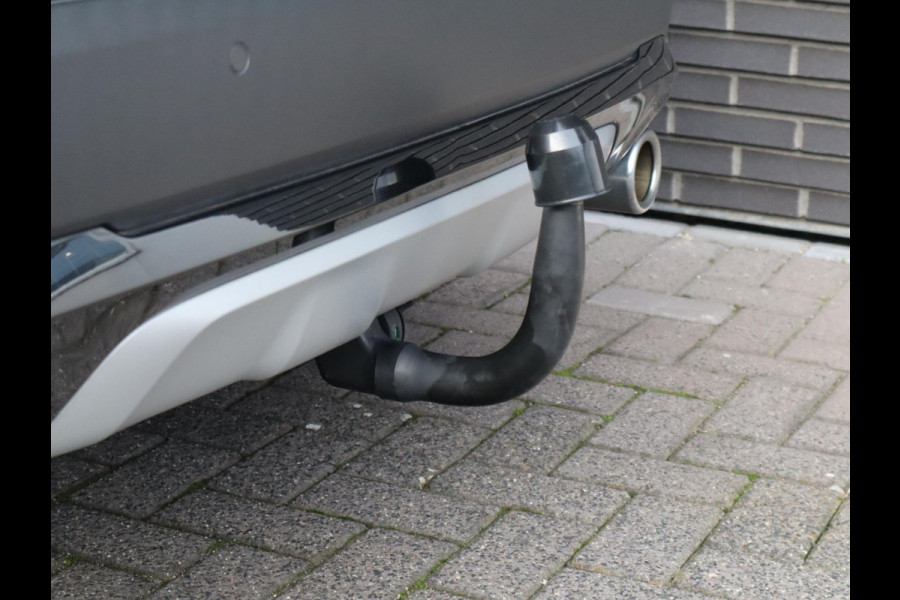 BMW X1 sDrive20i High Executive xLine Automaat / Navigatiesysteem Plus / Trekhaak / Panoramadak / Sportstoelen / Head-Up Display / Leder / Achteruitrijcamera / Stoelverwarming / DAB / 18 Inch