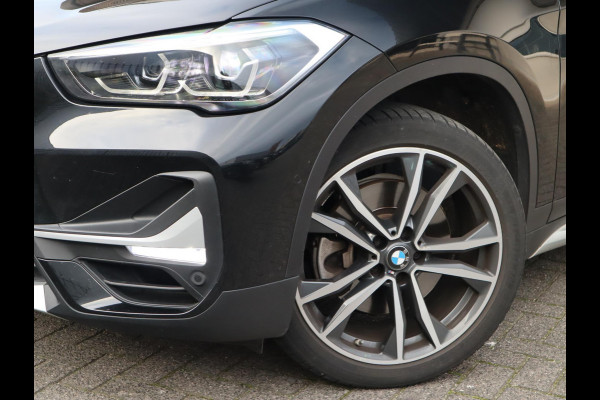 BMW X1 sDrive20i High Executive xLine Automaat / Navigatiesysteem Plus / Trekhaak / Panoramadak / Sportstoelen / Head-Up Display / Leder / Achteruitrijcamera / Stoelverwarming / DAB / 18 Inch