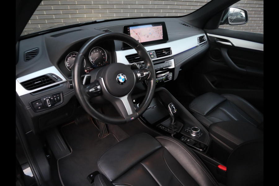 BMW X1 sDrive20i High Executive xLine Automaat / Navigatiesysteem Plus / Trekhaak / Panoramadak / Sportstoelen / Head-Up Display / Leder / Achteruitrijcamera / Stoelverwarming / DAB / 18 Inch