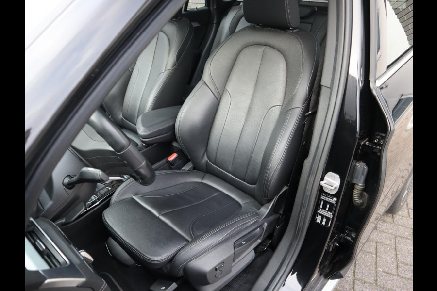 BMW X1 sDrive20i High Executive xLine Automaat / Navigatiesysteem Plus / Trekhaak / Panoramadak / Sportstoelen / Head-Up Display / Leder / Achteruitrijcamera / Stoelverwarming / DAB / 18 Inch
