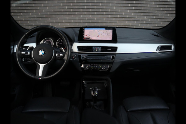 BMW X1 sDrive20i High Executive xLine Automaat / Navigatiesysteem Plus / Trekhaak / Panoramadak / Sportstoelen / Head-Up Display / Leder / Achteruitrijcamera / Stoelverwarming / DAB / 18 Inch