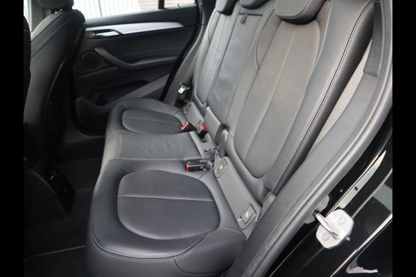 BMW X1 sDrive20i High Executive xLine Automaat / Navigatiesysteem Plus / Trekhaak / Panoramadak / Sportstoelen / Head-Up Display / Leder / Achteruitrijcamera / Stoelverwarming / DAB / 18 Inch