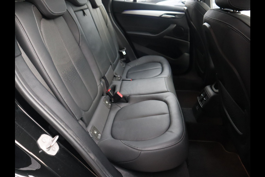 BMW X1 sDrive20i High Executive xLine Automaat / Navigatiesysteem Plus / Trekhaak / Panoramadak / Sportstoelen / Head-Up Display / Leder / Achteruitrijcamera / Stoelverwarming / DAB / 18 Inch