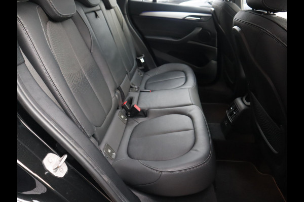 BMW X1 sDrive20i High Executive xLine Automaat / Navigatiesysteem Plus / Trekhaak / Panoramadak / Sportstoelen / Head-Up Display / Leder / Achteruitrijcamera / Stoelverwarming / DAB / 18 Inch