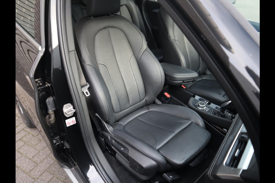 BMW X1 sDrive20i High Executive xLine Automaat / Navigatiesysteem Plus / Trekhaak / Panoramadak / Sportstoelen / Head-Up Display / Leder / Achteruitrijcamera / Stoelverwarming / DAB / 18 Inch