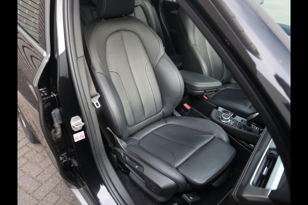 BMW X1 sDrive20i High Executive xLine Automaat / Navigatiesysteem Plus / Trekhaak / Panoramadak / Sportstoelen / Head-Up Display / Leder / Achteruitrijcamera / Stoelverwarming / DAB / 18 Inch