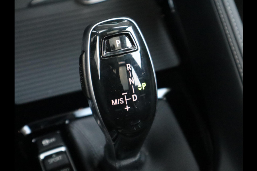 BMW X1 sDrive20i High Executive xLine Automaat / Navigatiesysteem Plus / Trekhaak / Panoramadak / Sportstoelen / Head-Up Display / Leder / Achteruitrijcamera / Stoelverwarming / DAB / 18 Inch