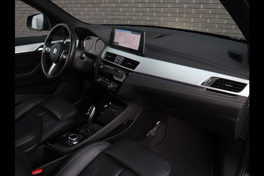 BMW X1 sDrive20i High Executive xLine Automaat / Navigatiesysteem Plus / Trekhaak / Panoramadak / Sportstoelen / Head-Up Display / Leder / Achteruitrijcamera / Stoelverwarming / DAB / 18 Inch