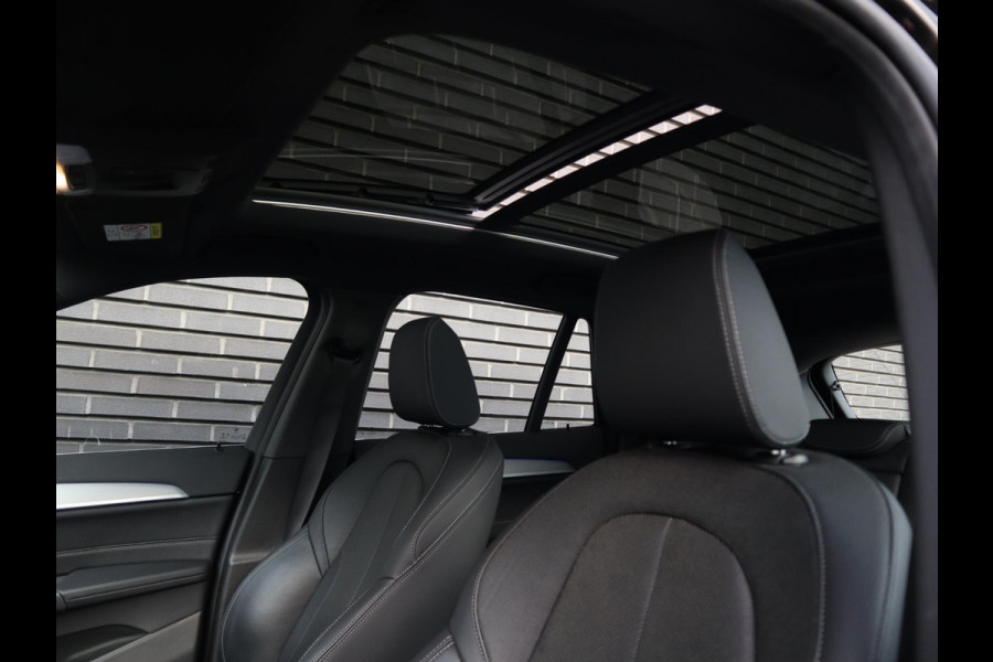 BMW X1 sDrive20i High Executive xLine Automaat / Navigatiesysteem Plus / Trekhaak / Panoramadak / Sportstoelen / Head-Up Display / Leder / Achteruitrijcamera / Stoelverwarming / DAB / 18 Inch