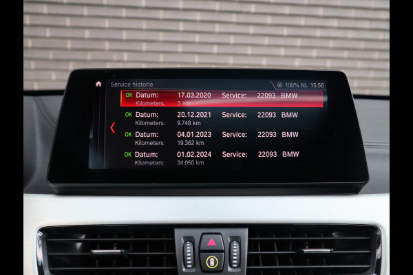 BMW X1 sDrive20i High Executive xLine Automaat / Navigatiesysteem Plus / Trekhaak / Panoramadak / Sportstoelen / Head-Up Display / Leder / Achteruitrijcamera / Stoelverwarming / DAB / 18 Inch