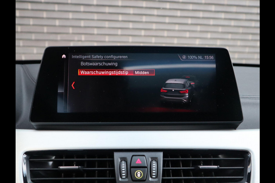 BMW X1 sDrive20i High Executive xLine Automaat / Navigatiesysteem Plus / Trekhaak / Panoramadak / Sportstoelen / Head-Up Display / Leder / Achteruitrijcamera / Stoelverwarming / DAB / 18 Inch
