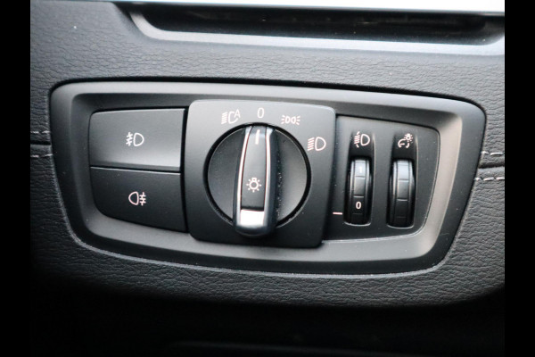 BMW X1 sDrive20i High Executive xLine Automaat / Navigatiesysteem Plus / Trekhaak / Panoramadak / Sportstoelen / Head-Up Display / Leder / Achteruitrijcamera / Stoelverwarming / DAB / 18 Inch
