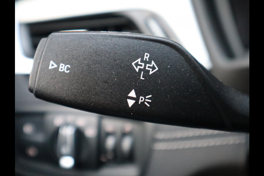 BMW X1 sDrive20i High Executive xLine Automaat / Navigatiesysteem Plus / Trekhaak / Panoramadak / Sportstoelen / Head-Up Display / Leder / Achteruitrijcamera / Stoelverwarming / DAB / 18 Inch