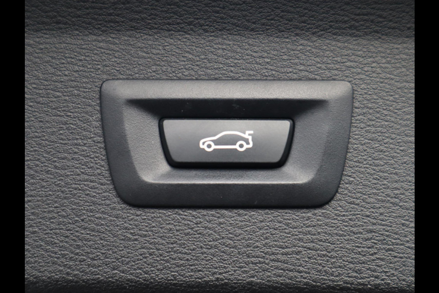 BMW X1 sDrive20i High Executive xLine Automaat / Navigatiesysteem Plus / Trekhaak / Panoramadak / Sportstoelen / Head-Up Display / Leder / Achteruitrijcamera / Stoelverwarming / DAB / 18 Inch