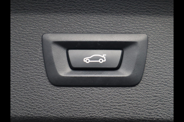 BMW X1 sDrive20i High Executive xLine Automaat / Navigatiesysteem Plus / Trekhaak / Panoramadak / Sportstoelen / Head-Up Display / Leder / Achteruitrijcamera / Stoelverwarming / DAB / 18 Inch