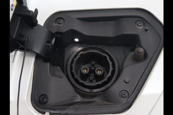 Lexus UX 300e Business 54 kWh | 1e eigenaar | Adaptive cruise | Carplay | Camera | Navigatie | Full LED | Elektrische stoelen | Climate control | Bluetooth