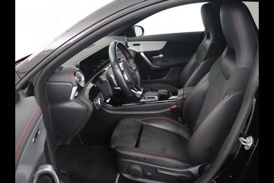 Mercedes-Benz CLA-Klasse 200 AMG | Stoelverwarming | Camera | Leder/Alcantara | Sfeerverlichting | Park Assist | Full LED | Navigatie | Widescreen | Climate control | Bluetooth | Cruise control