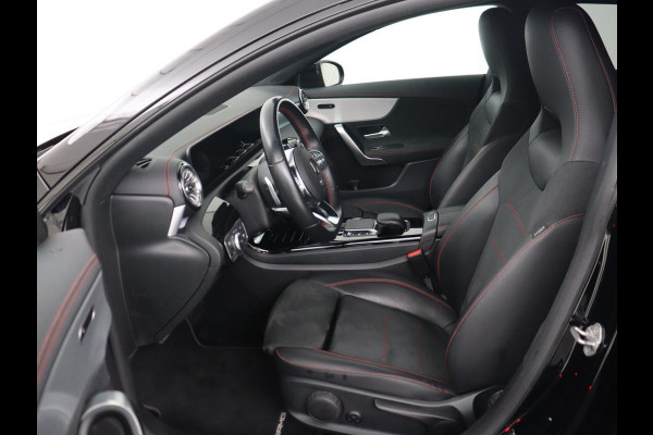 Mercedes-Benz CLA-Klasse 200 AMG | Stoelverwarming | Camera | Leder/Alcantara | Sfeerverlichting | Park Assist | Full LED | Navigatie | Widescreen | Climate control | Bluetooth | Cruise control