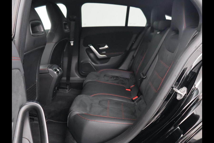 Mercedes-Benz CLA-Klasse 200 AMG | Stoelverwarming | Camera | Leder/Alcantara | Sfeerverlichting | Park Assist | Full LED | Navigatie | Widescreen | Climate control | Bluetooth | Cruise control