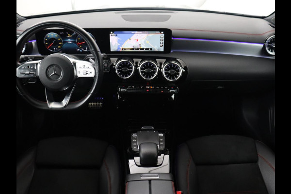 Mercedes-Benz CLA-Klasse 200 AMG | Stoelverwarming | Camera | Leder/Alcantara | Sfeerverlichting | Park Assist | Full LED | Navigatie | Widescreen | Climate control | Bluetooth | Cruise control