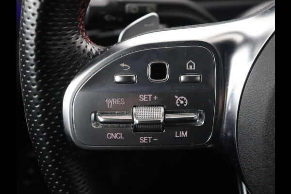 Mercedes-Benz CLA-Klasse 200 AMG | Stoelverwarming | Camera | Leder/Alcantara | Sfeerverlichting | Park Assist | Full LED | Navigatie | Widescreen | Climate control | Bluetooth | Cruise control