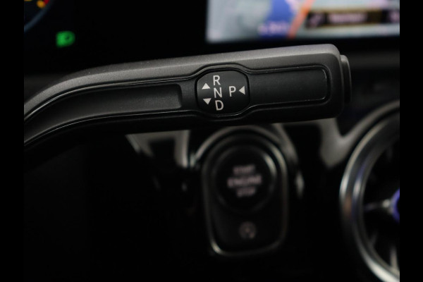 Mercedes-Benz CLA-Klasse 200 AMG | Stoelverwarming | Camera | Leder/Alcantara | Sfeerverlichting | Park Assist | Full LED | Navigatie | Widescreen | Climate control | Bluetooth | Cruise control