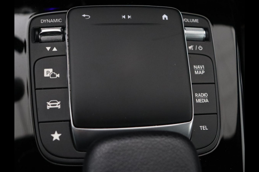 Mercedes-Benz CLA-Klasse 200 AMG | Stoelverwarming | Camera | Leder/Alcantara | Sfeerverlichting | Park Assist | Full LED | Navigatie | Widescreen | Climate control | Bluetooth | Cruise control