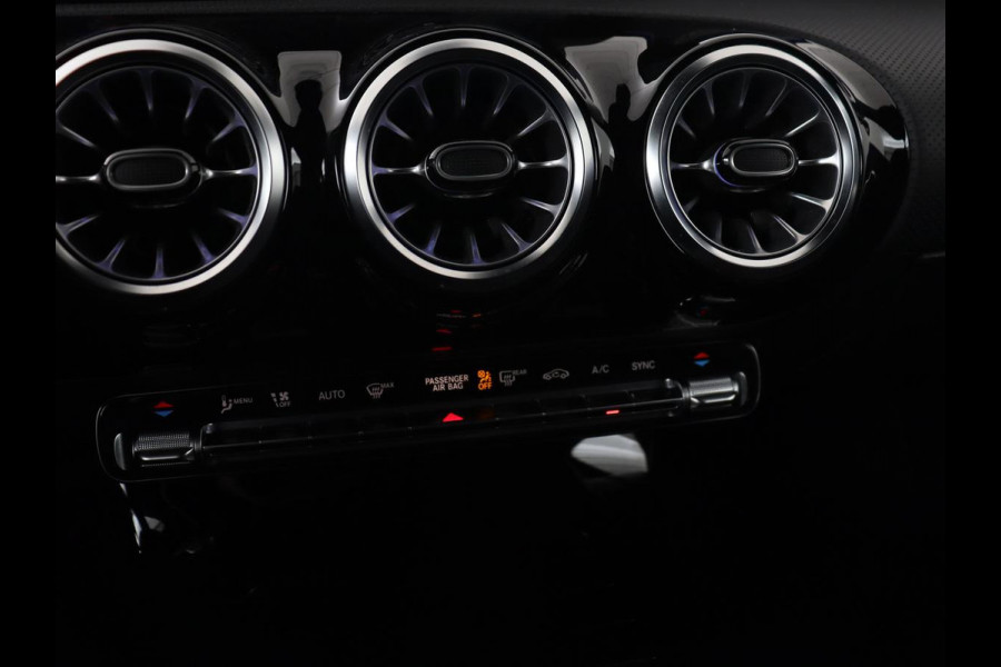 Mercedes-Benz CLA-Klasse 200 AMG | Stoelverwarming | Camera | Leder/Alcantara | Sfeerverlichting | Park Assist | Full LED | Navigatie | Widescreen | Climate control | Bluetooth | Cruise control