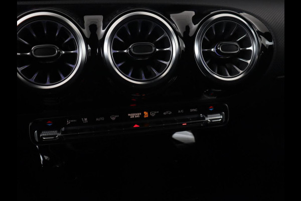 Mercedes-Benz CLA-Klasse 200 AMG | Stoelverwarming | Camera | Leder/Alcantara | Sfeerverlichting | Park Assist | Full LED | Navigatie | Widescreen | Climate control | Bluetooth | Cruise control