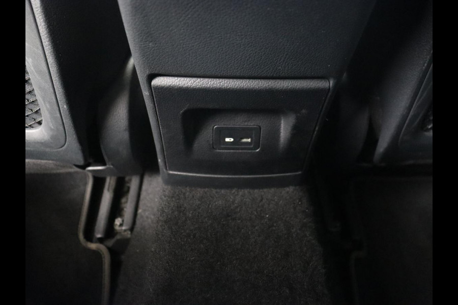 Mercedes-Benz CLA-Klasse 200 AMG | Stoelverwarming | Camera | Leder/Alcantara | Sfeerverlichting | Park Assist | Full LED | Navigatie | Widescreen | Climate control | Bluetooth | Cruise control