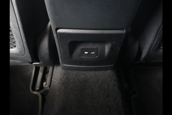 Mercedes-Benz CLA-Klasse 200 AMG | Stoelverwarming | Camera | Leder/Alcantara | Sfeerverlichting | Park Assist | Full LED | Navigatie | Widescreen | Climate control | Bluetooth | Cruise control