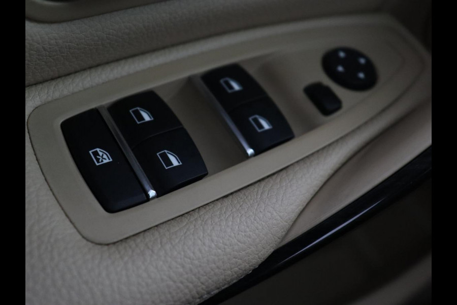 BMW 3 Serie 318i Luxury Edition | Leder | Stoelverwarming | Navigatie | Trekhaak | Full LED | Climate control | PDC | Cruise control