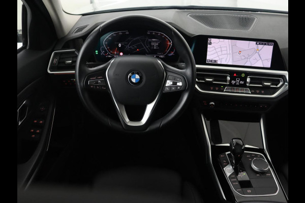 BMW 3 Serie 318i Sport Line | Carplay | Camera | Sportstoelen | Sfeerverlichting | Live Cockpit | Navigatie | Full LED | Half leder | Park Assist | Climate control | DAB | Cruise control | Bluetooth