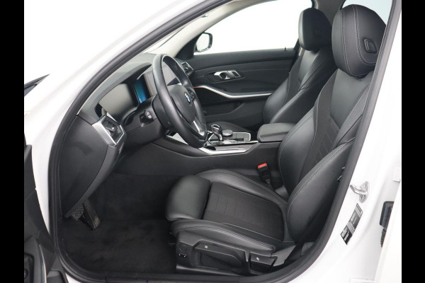 BMW 3 Serie 318i Sport Line | Carplay | Camera | Sportstoelen | Sfeerverlichting | Live Cockpit | Navigatie | Full LED | Half leder | Park Assist | Climate control | DAB | Cruise control | Bluetooth