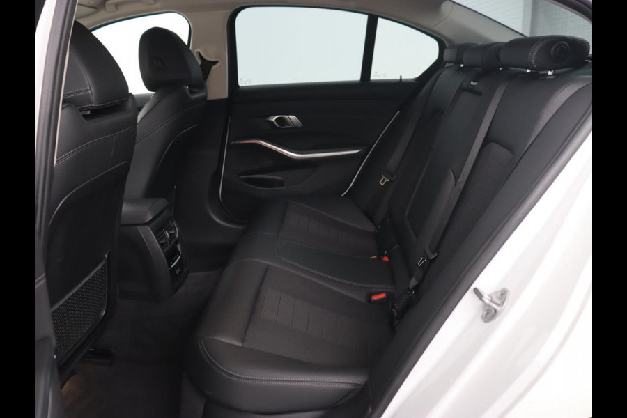 BMW 3 Serie 318i Sport Line | Carplay | Camera | Sportstoelen | Sfeerverlichting | Live Cockpit | Navigatie | Full LED | Half leder | Park Assist | Climate control | DAB | Cruise control | Bluetooth