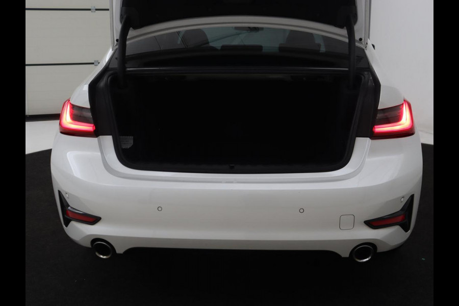 BMW 3 Serie 318i Sport Line | Carplay | Camera | Sportstoelen | Sfeerverlichting | Live Cockpit | Navigatie | Full LED | Half leder | Park Assist | Climate control | DAB | Cruise control | Bluetooth