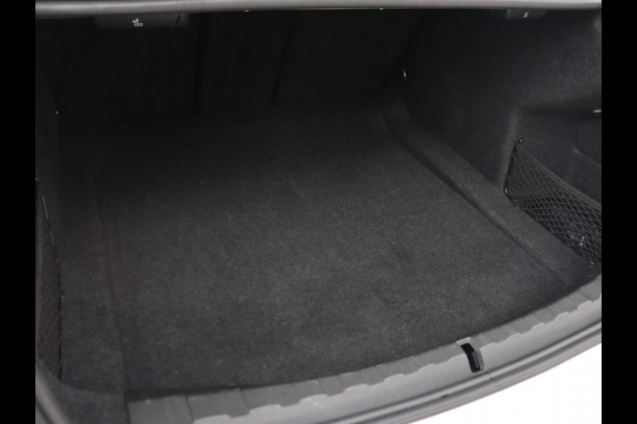 BMW 3 Serie 318i Sport Line | Carplay | Camera | Sportstoelen | Sfeerverlichting | Live Cockpit | Navigatie | Full LED | Half leder | Park Assist | Climate control | DAB | Cruise control | Bluetooth