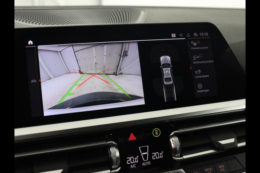 BMW 3 Serie 318i Sport Line | Carplay | Camera | Sportstoelen | Sfeerverlichting | Live Cockpit | Navigatie | Full LED | Half leder | Park Assist | Climate control | DAB | Cruise control | Bluetooth