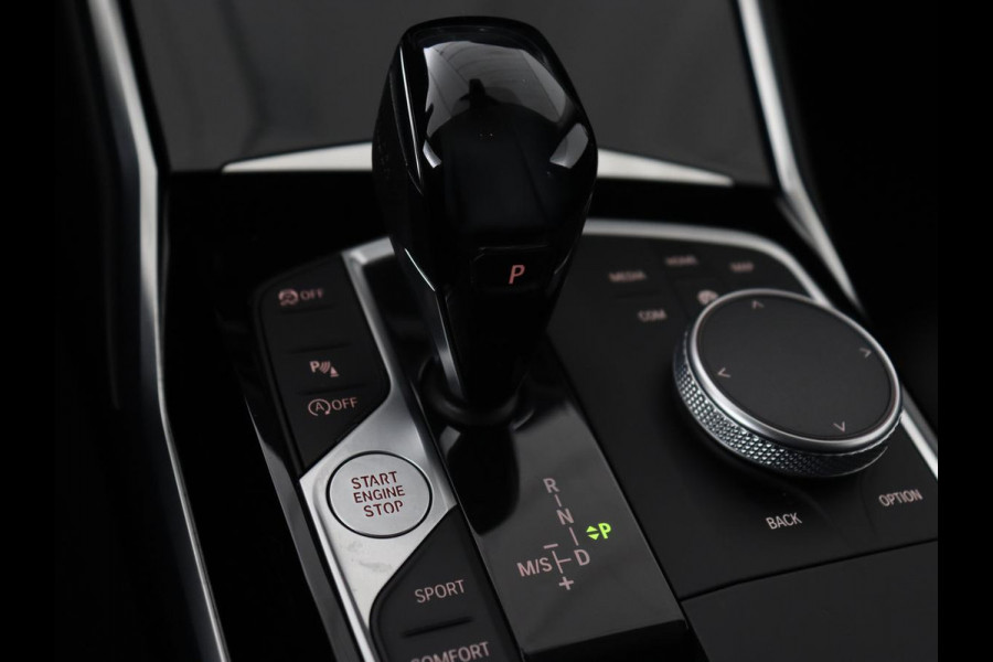 BMW 3 Serie 318i Sport Line | Carplay | Camera | Sportstoelen | Sfeerverlichting | Live Cockpit | Navigatie | Full LED | Half leder | Park Assist | Climate control | DAB | Cruise control | Bluetooth